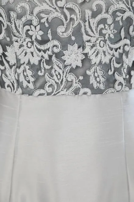 シルバーの刺繍入りシャンタンIラインドレス