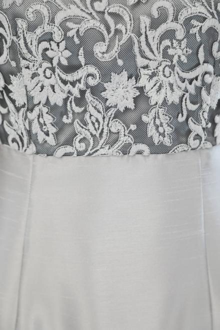 シルバーの刺繍入りシャンタンIラインドレス