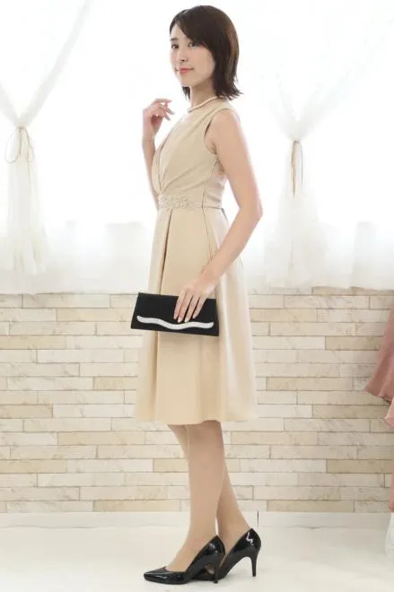 ベージュのウエスト刺繍入りシャンタンドレス