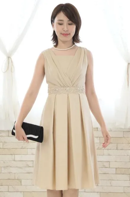 ベージュのウエスト刺繍入りシャンタンドレス