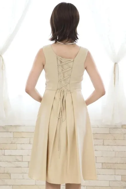 ベージュのウエスト刺繍入りシャンタンドレス