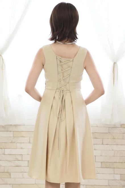 ベージュのウエスト刺繍入りシャンタンドレス