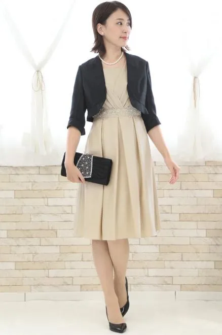 ベージュのウエスト刺繍入りシャンタンドレス