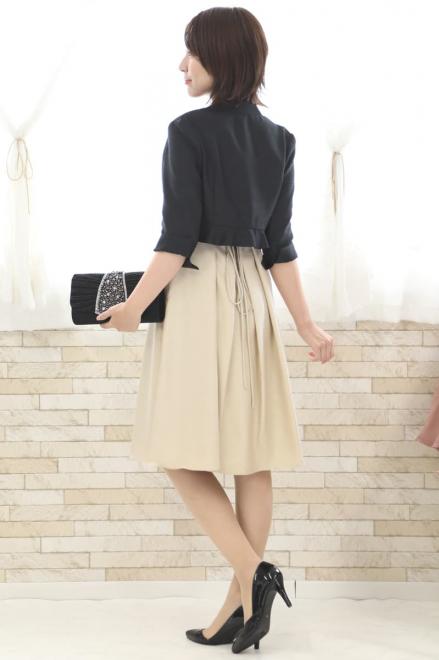 ベージュのウエスト刺繍入りシャンタンドレス