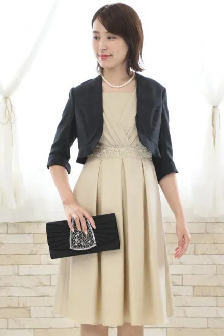 ベージュのウエスト刺繍入りシャンタンドレス