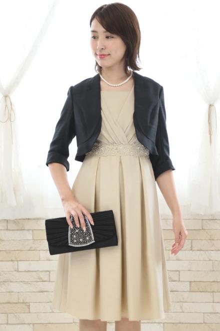 ベージュのウエスト刺繍入りシャンタンドレス