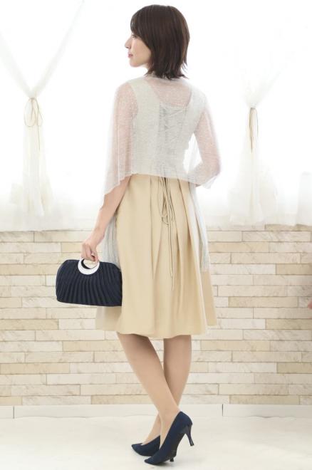 ベージュのウエスト刺繍入りシャンタンドレス