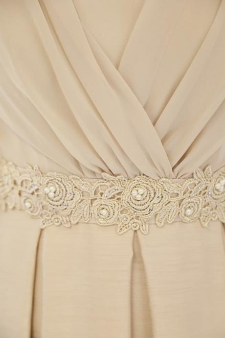 ベージュのウエスト刺繍入りシャンタンドレス