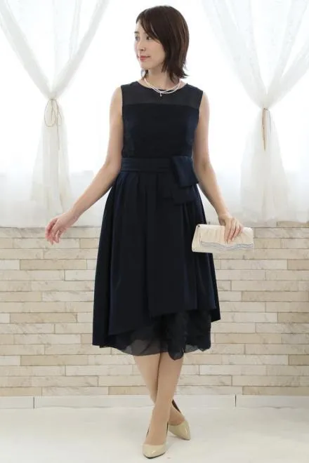 ネイビーのウエストリボン付きレースドレス