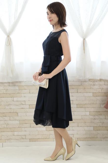 ネイビーのウエストリボン付きレースドレス