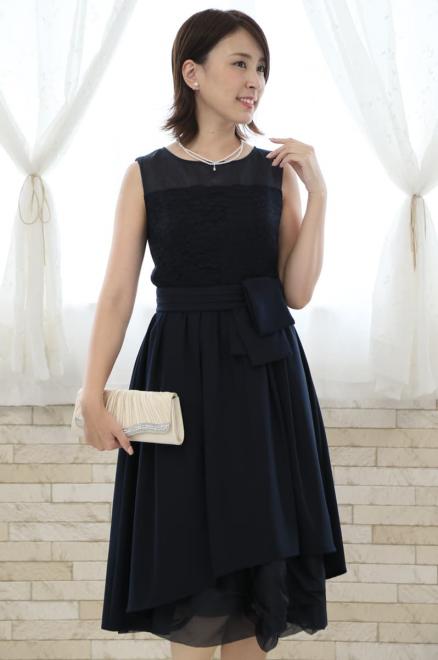 ネイビーのウエストリボン付きレースドレス