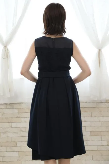 ネイビーのウエストリボン付きレースドレス