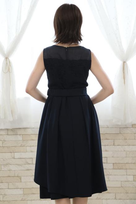 ネイビーのウエストリボン付きレースドレス