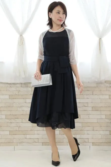 ネイビーのウエストリボン付きレースドレス