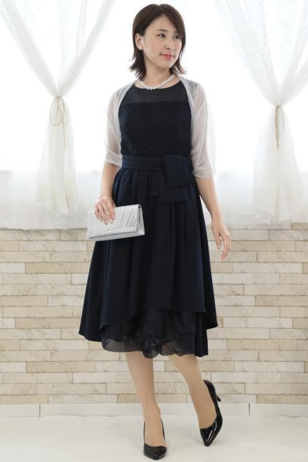 ネイビーのウエストリボン付きレースドレス