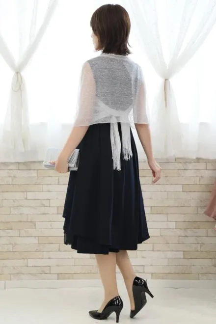 ネイビーのウエストリボン付きレースドレス