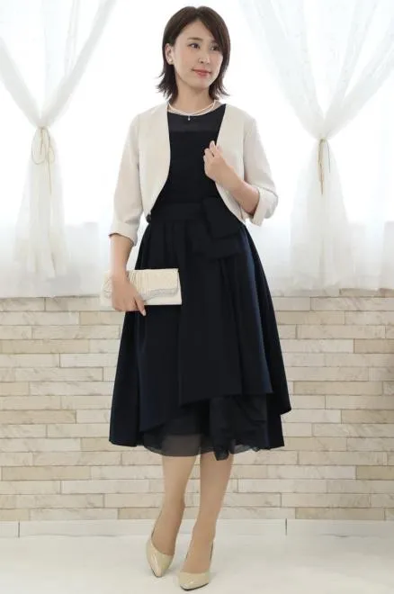 ネイビーのウエストリボン付きレースドレス