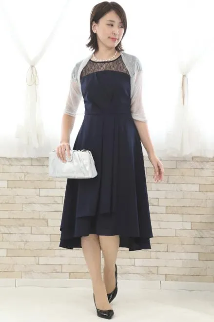 ネイビーの胸元レース切替えフィッシュテールドレス