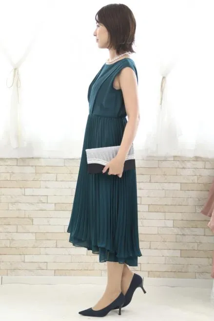 ブルーグリーンのアシンメトリープリーツドレス
