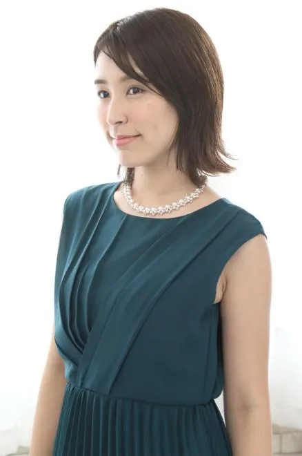 ブルーグリーンのアシンメトリープリーツドレス