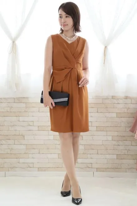 ブラウンのひざ丈Iラインドレス