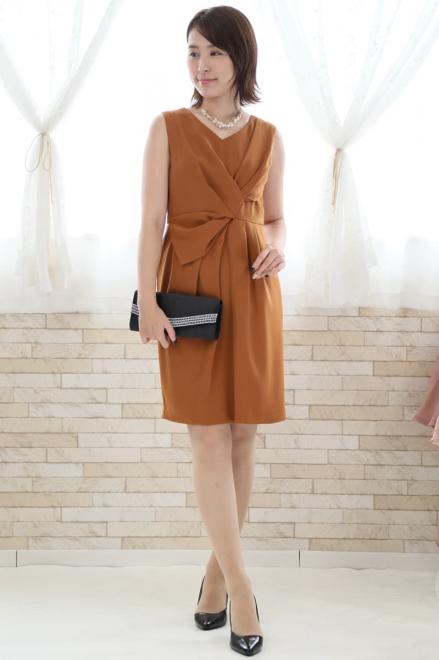 ブラウンのひざ丈Iラインドレス