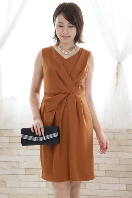 ブラウンのひざ丈Iラインドレス