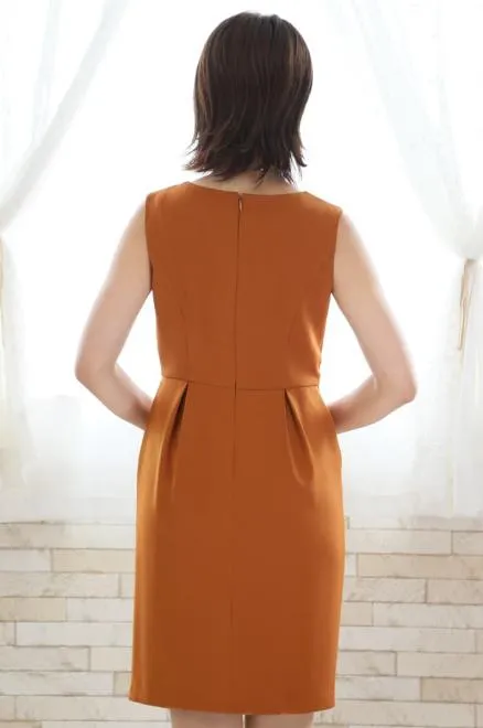 ブラウンのひざ丈Iラインドレス