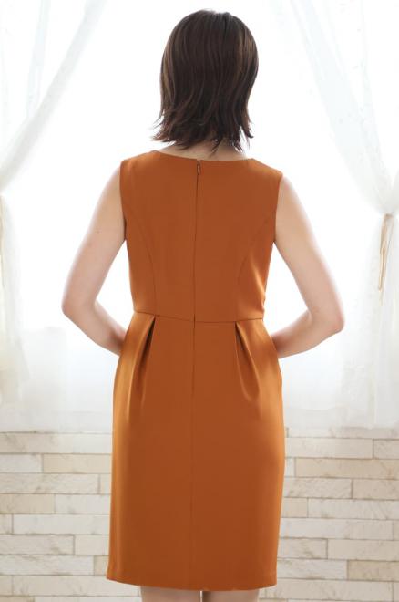 ブラウンのひざ丈Iラインドレス