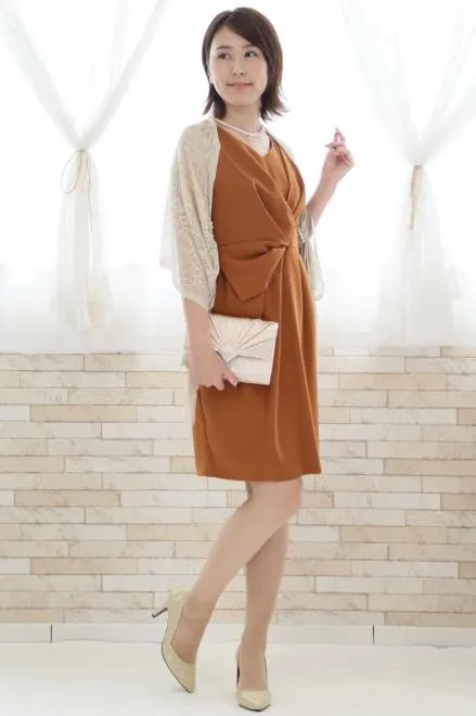 ブラウンのひざ丈Iラインドレス