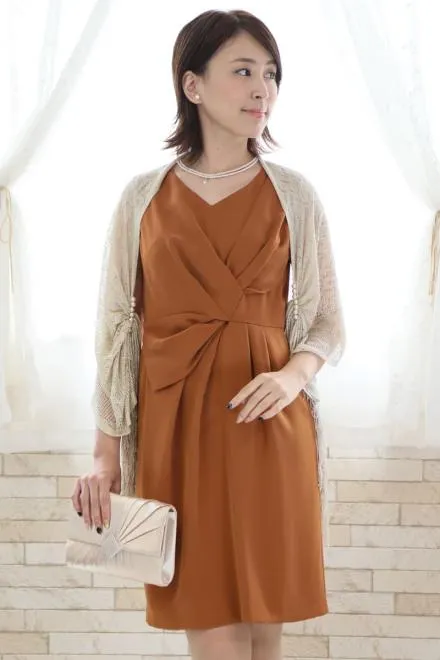 ブラウンのひざ丈Iラインドレス