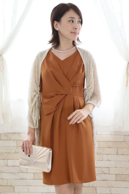 ブラウンのひざ丈Iラインドレス
