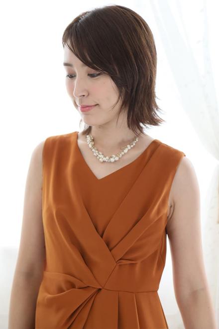 ブラウンのひざ丈Iラインドレス