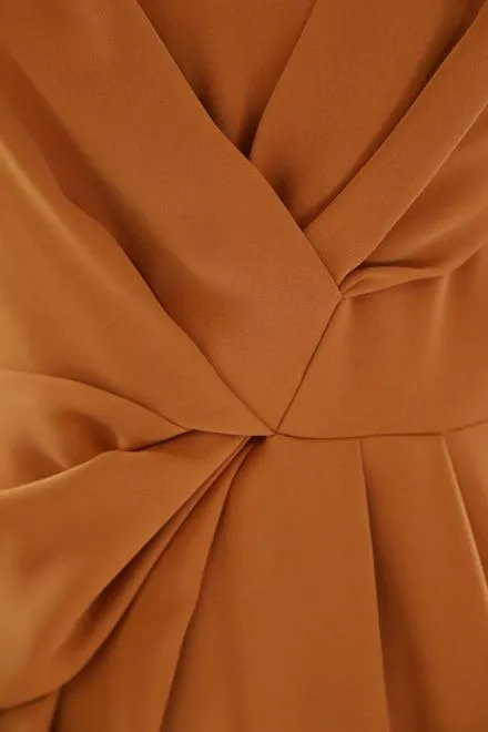 ブラウンのひざ丈Iラインドレス