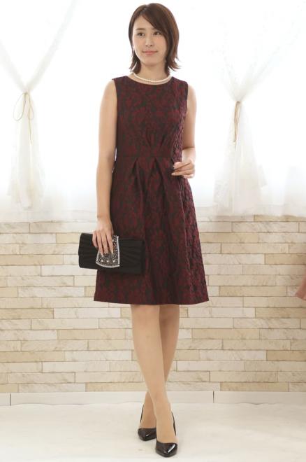 ワインレッドの花模様ノースリーブドレス