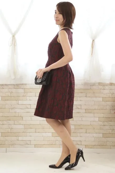 ワインレッドの花模様ノースリーブドレス