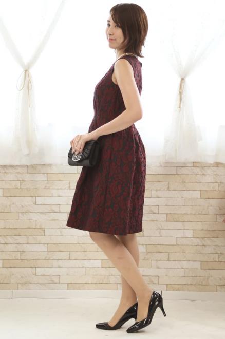 ワインレッドの花模様ノースリーブドレス