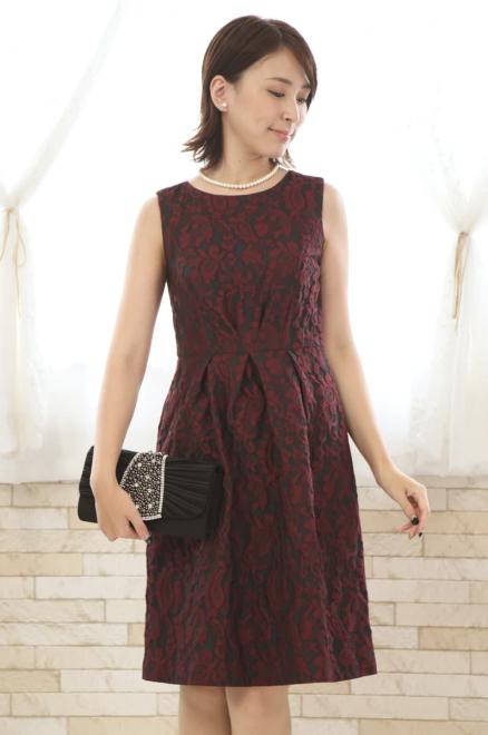 ワインレッドの花模様ノースリーブドレス