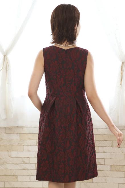 ワインレッドの花模様ノースリーブドレス
