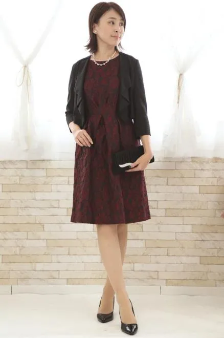 ワインレッドの花模様ノースリーブドレス