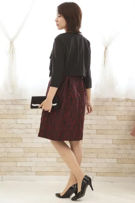 ワインレッドの花模様ノースリーブドレス