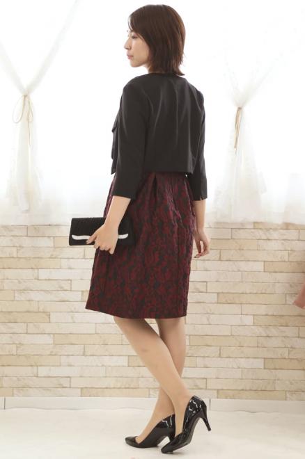 ワインレッドの花模様ノースリーブドレス