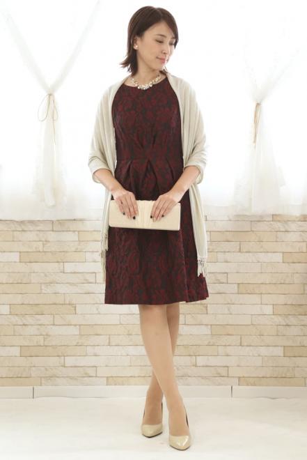 ワインレッドの花模様ノースリーブドレス