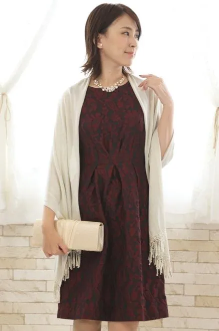 ワインレッドの花模様ノースリーブドレス