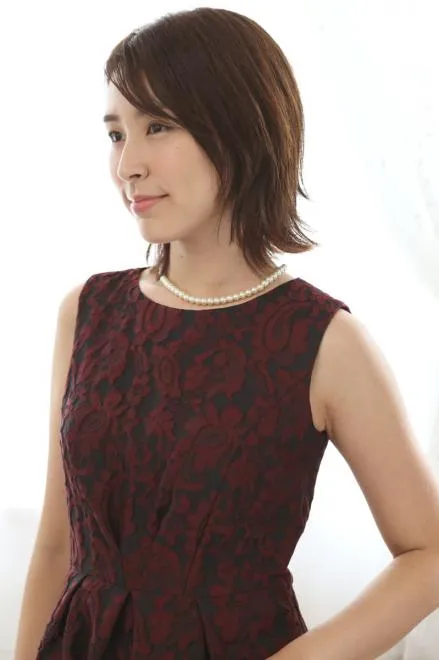 ワインレッドの花模様ノースリーブドレス