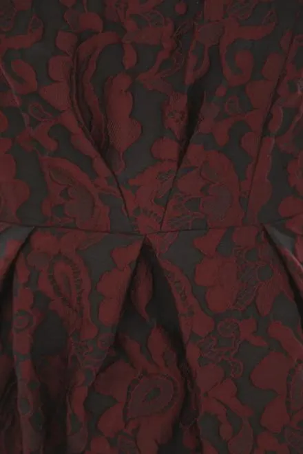 ワインレッドの花模様ノースリーブドレス