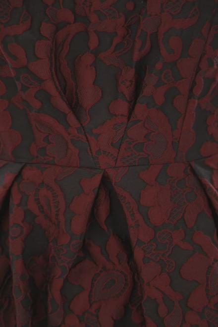 ワインレッドの花模様ノースリーブドレス