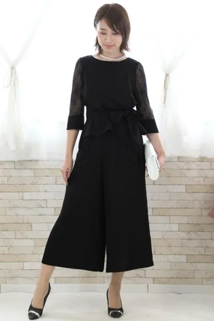 ブラックのレース袖付きワイドパンツドレス