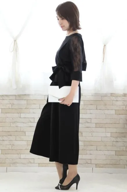 ブラックのレース袖付きワイドパンツドレス