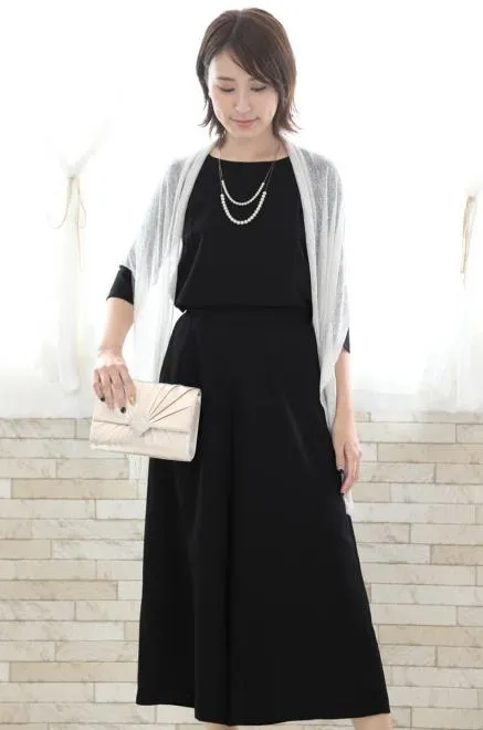 ブラックのレース袖付きワイドパンツドレス